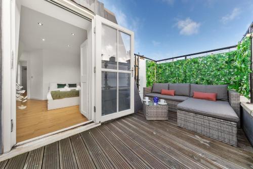 BRAND NEW - Private Rooftop - Zone 1 - 10mins Museums - For 5