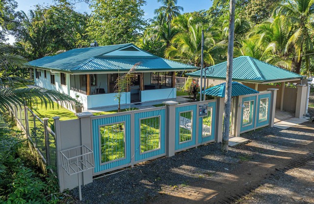 Brand New Villa! A well-appointed home, views of mountains, 3 min. walk to beach