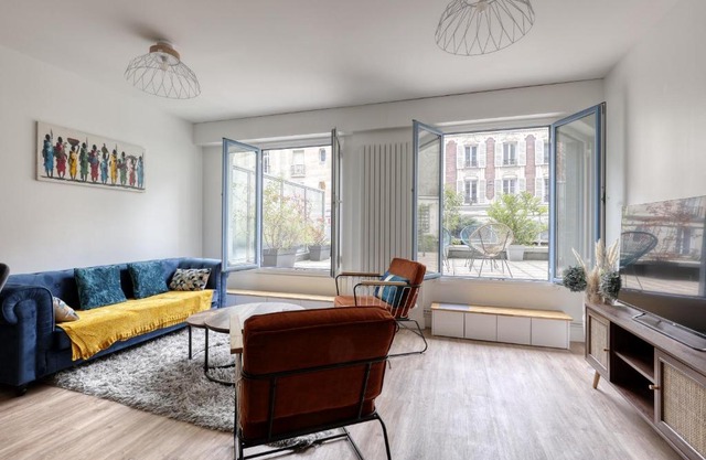 Branded New 4 Bdrs Flat - Huge Terrace - Prime Loc