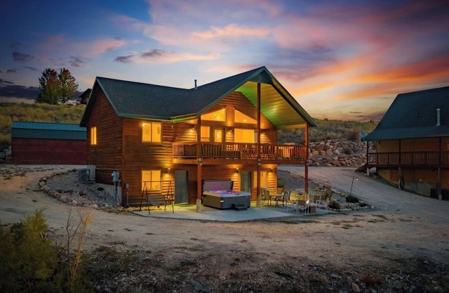 Brando Lodge | Lake Views - Hot Tub - Fire Pit