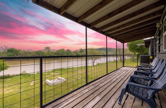 Brazos River Treehouse: nWaterfront/Outdoor Activities/Firepit/Hammock/Pets