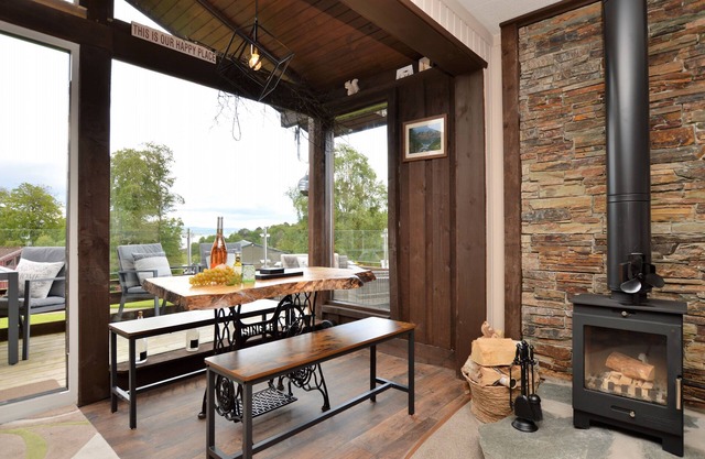 Breacan Lodge - a lodge that sleeps 4 guests in 2 bedrooms
