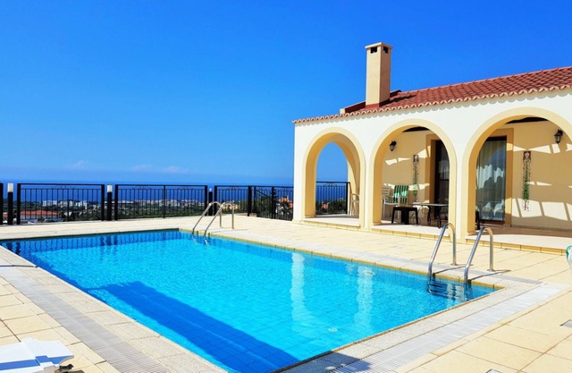 Breath-taking sea and mountain views, villa with private pool close to beach!