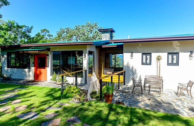 Breathtaking Mountain Views, Spacious 4 Bed Home, Jacuzzi & Close to Town