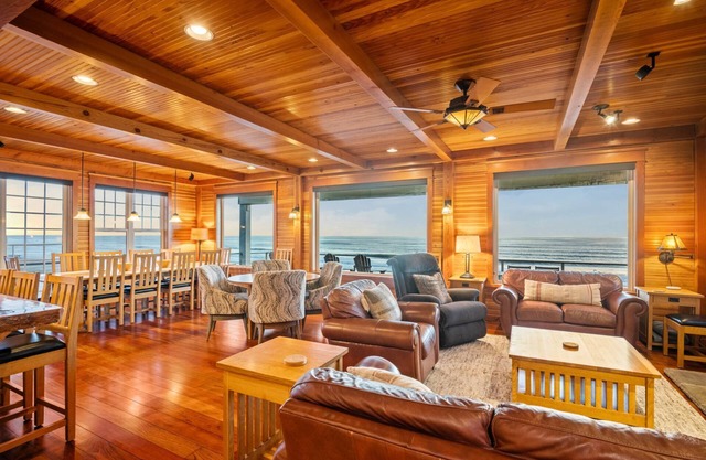 Breathtaking Panoramic Ocean Front Views, Hot Tub, Game Room w/Pool Table, Private Stairway 2 Beach
