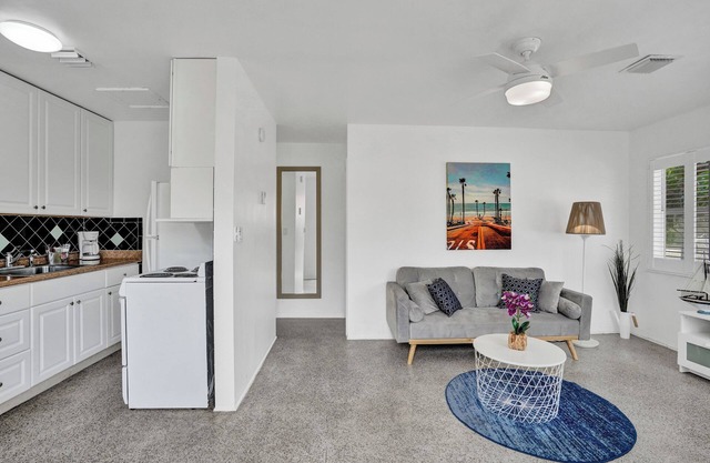 Breezy 1 Bed 1 Bath Apt Minutes to the Sea, Pool