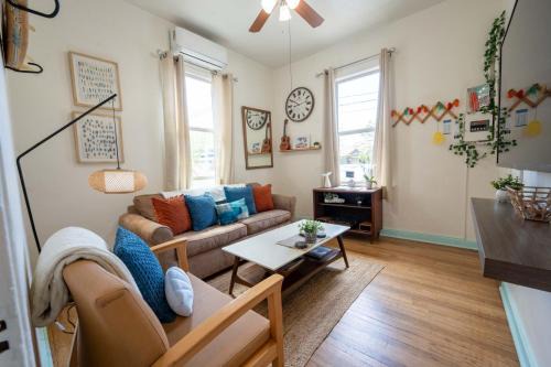 Breezy 1BR Retreat Walk to UofA and Spring Fun