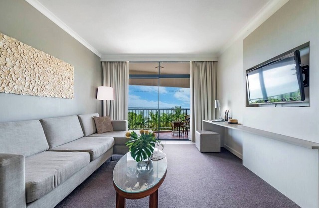 Breezy Harbourfront Resort with Seaviews and Pool
