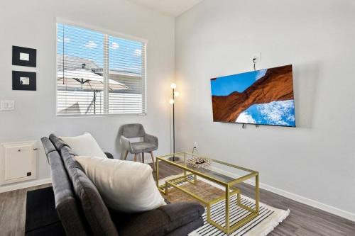 Breezy Modern House in Casa Grande with Pool,BBQ