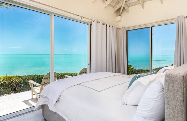 Breezy Villa is a 4 bedroom Villa with Spectacular Water Front Views