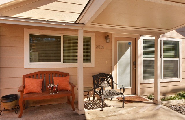 Brentwood Guest House, Spacious Living Area, Fenced Yard