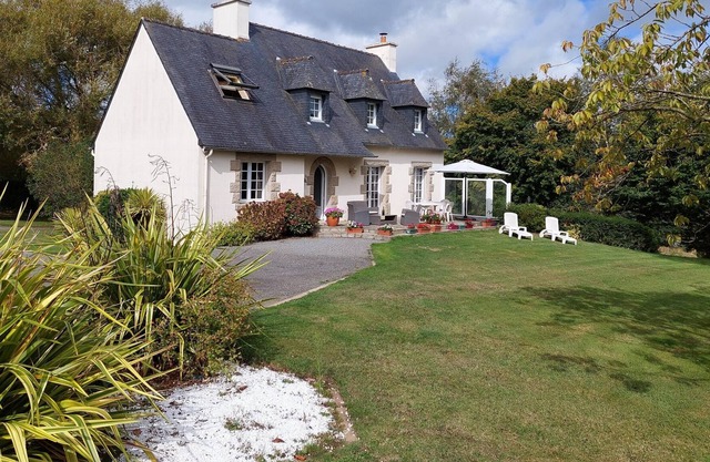 Breton cottage in a quiet location with fireplace, Plouenan