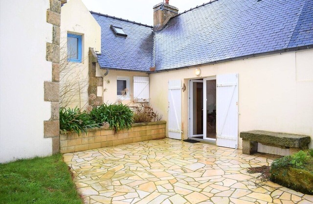 Breton house with a pretty closed and flowered courtyard with WIFI in TREBEURDEN