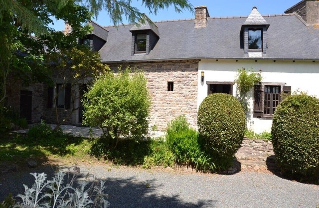 Breton stone house with garden near the beach