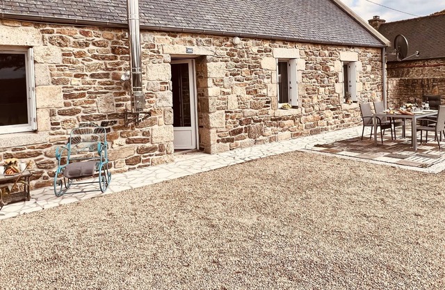 Bretton stone cottage in the green not far to the sea - only 10km !