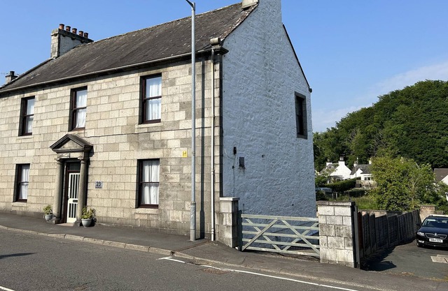 BREWERY HOUSE, pet friendly, with hot tub in Newton Stewart