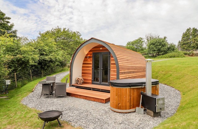 BRIALLEN, pet friendly, character holiday cottage in Dolgellau
