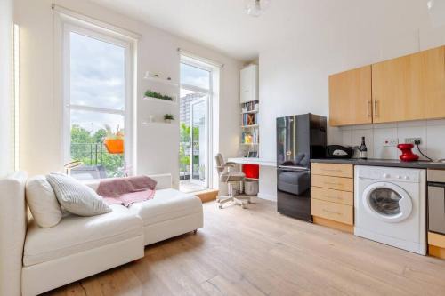 Bright 1 Bed Flat in West Hampstead with Balcony