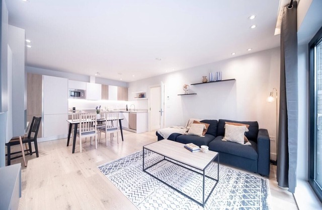 Bright 1BR - Up to 4 - Zone 1 - Station nearby