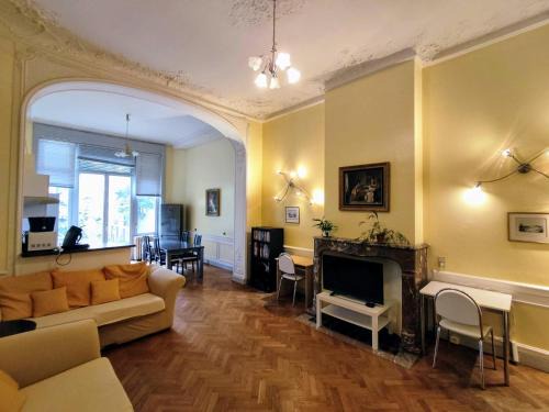 Bright 1BR with terrace near Montgomery