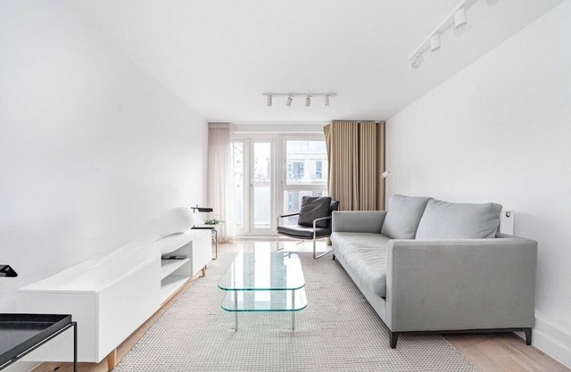 Bright 2-Bed, 2-Bath with Balcony