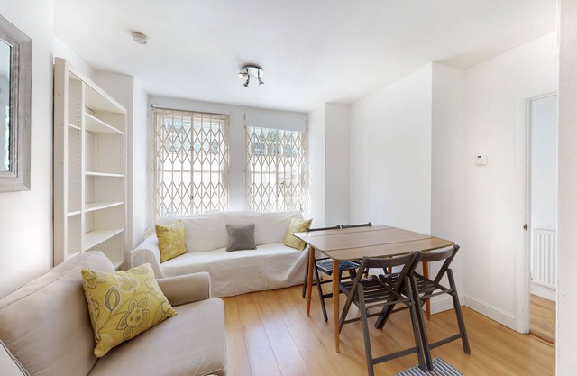 Bright 2-Bed Garden Flat in West Kensington