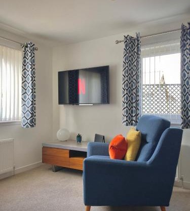 Bright 2-bedroom apartment with parking in Montrose