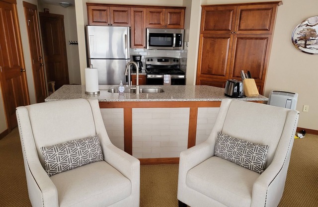 Bright 2 Bedroom Ski in/Ski Out 4th Floor Condo at Powderhorn Lodge