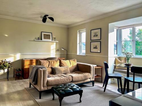 Bright 2BR flat w/free parking & workspace