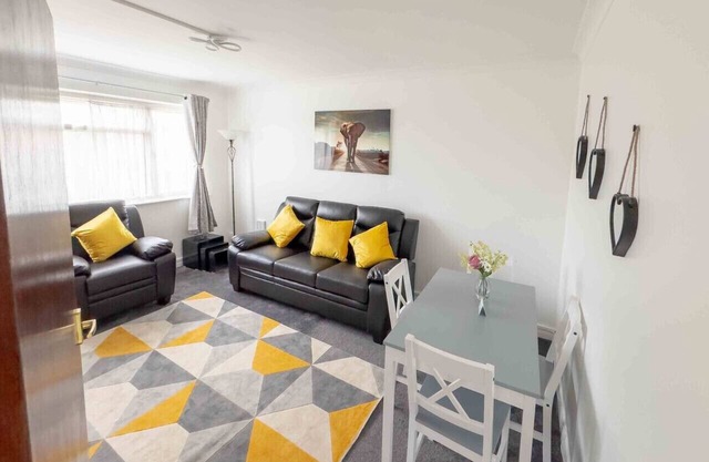 Bright 2BR home with private garden & easy London access