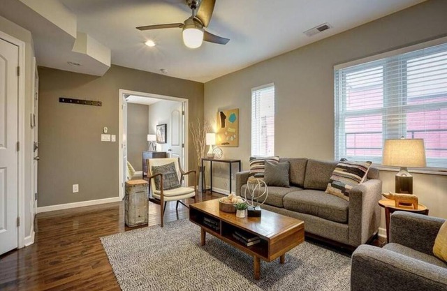 Bright 2BR near downtown