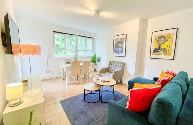 Bright 3 Bed flat with Balcony near Finsbury Park