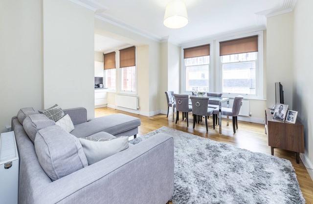 Bright 3 Bedroom Apartment in Hammersmith