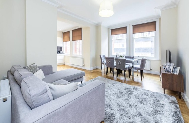 Bright 3 Bedroom Apartment in Hammersmith