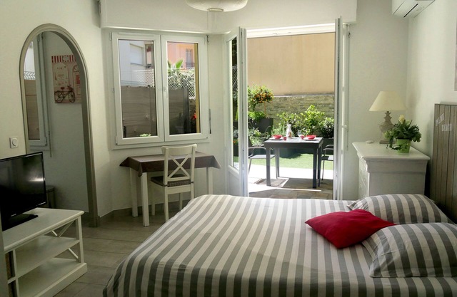 Bright, air-conditioned studio with garden terrace, in the heart of Cannes