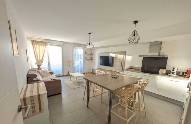 Bright, air-conditioned apartment with double terrace and parking.