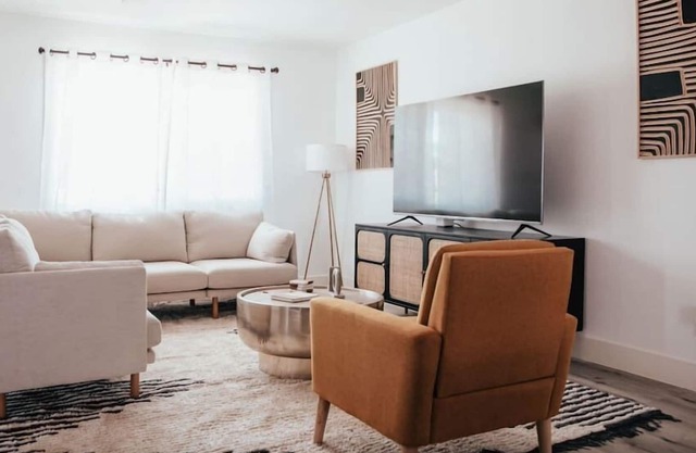 Bright & Airy 4BR - 5 mins to Airport, Downtown, and Midtown