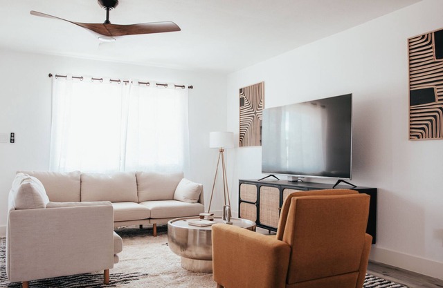 Bright & Airy 4BR - Close to Airport/DT/Midtown
