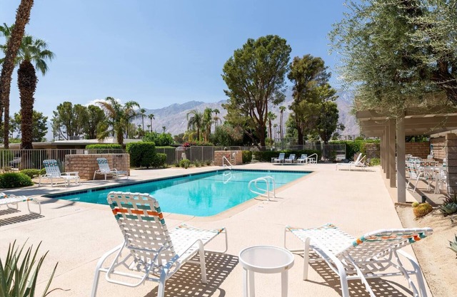 Bright, airy mid-century condo in the heart of Palm Springs!