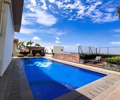 Bright & Airy Studio near Venice Mall with Pool, Gym & Fast WiFi