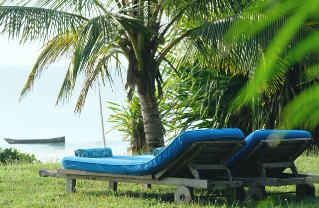 Bright and breezy home from 3 bedoom home right on the beach