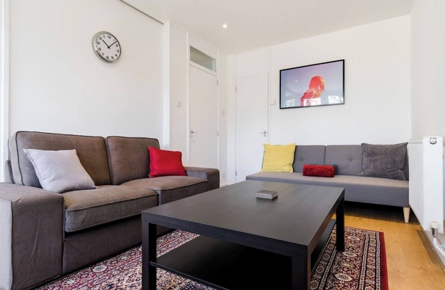 Bright and Charming 4BD Family Haven in Kennington