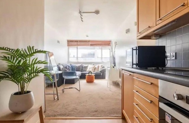 Bright and cozy flat! Only 2 blocks to soho, 10 min drive to Buckingham Palace