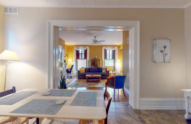 Bright and Cozy One-Bedroom, Quiet Neighborhood Downtown - Extended Stay