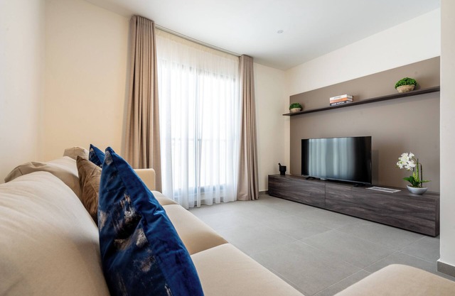 Bright and Modern 2 Bedroom Apartment