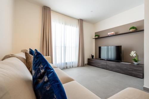 Bright and Modern 2 Bedroom Apartment