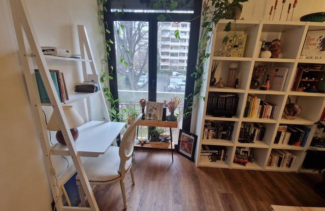 Bright and spacious apartment in a wooded residence with parking lot