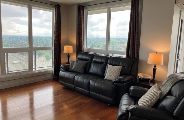 Bright and Spacious Two Bedroom in The Heart of Downtown - High Speed Wi-Fi!