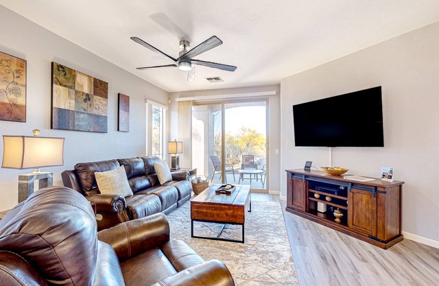 Bright and spacious mountain-view home with pool/hot tub on-site, golfing nearby