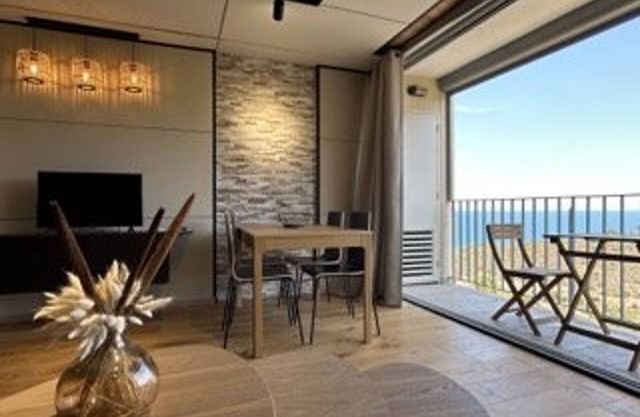 Bright apartment sleeps 6, 3 rooms, parking, renovated, 300m from the beach